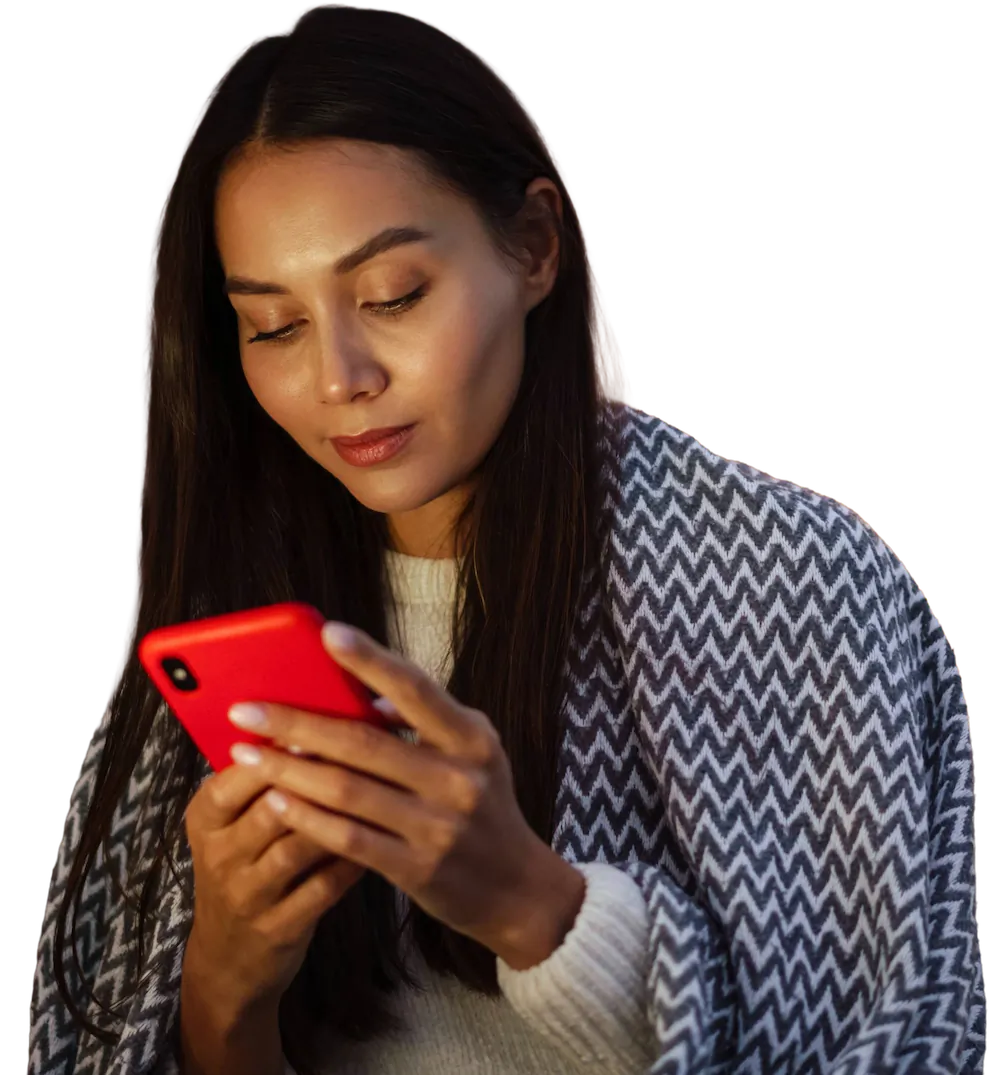 Mujer joven peruana mirando su teléfono móvil, lista para una sesión por videollamada
